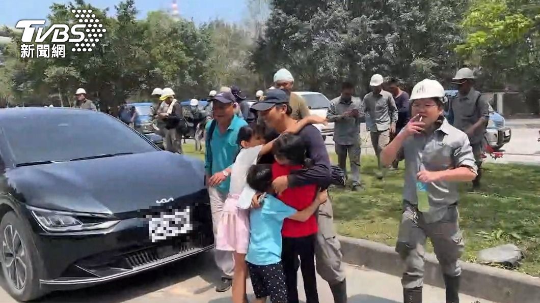 花蓮地震／最溫暖擁抱！礦工爸受困1天平安歸來　3童衝上前攬牢牢