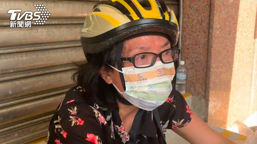 鄧姓女住戶受訪。(圖/葉韋辰攝)