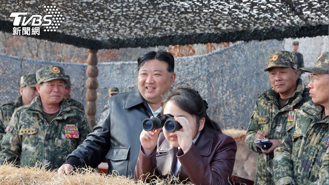 金正恩時常讓金主愛站到官媒相片中的「C位」、引發國際媒體關注。(圖/達志影像美聯社)