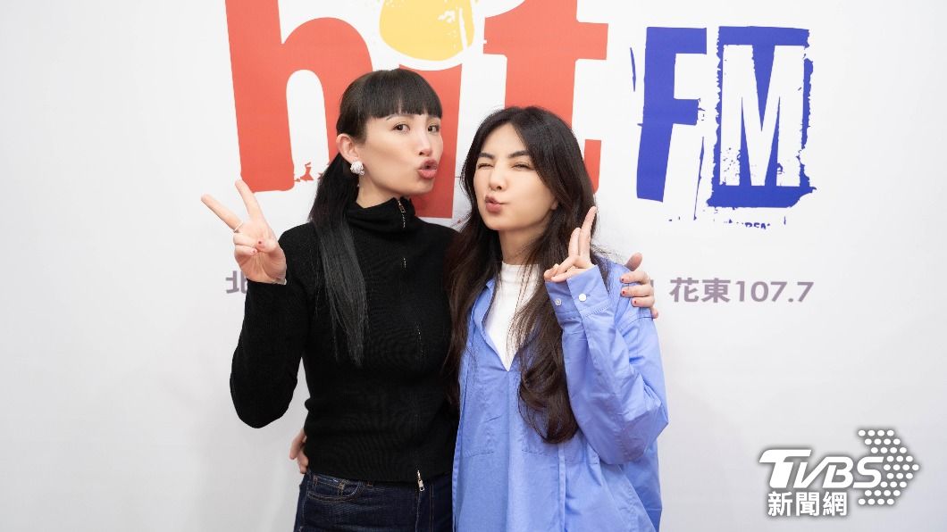 Ella跟魏如萱(左)在節目中分享彼此的BAD HABITS。(圖/Hit Fm聯播網提供)