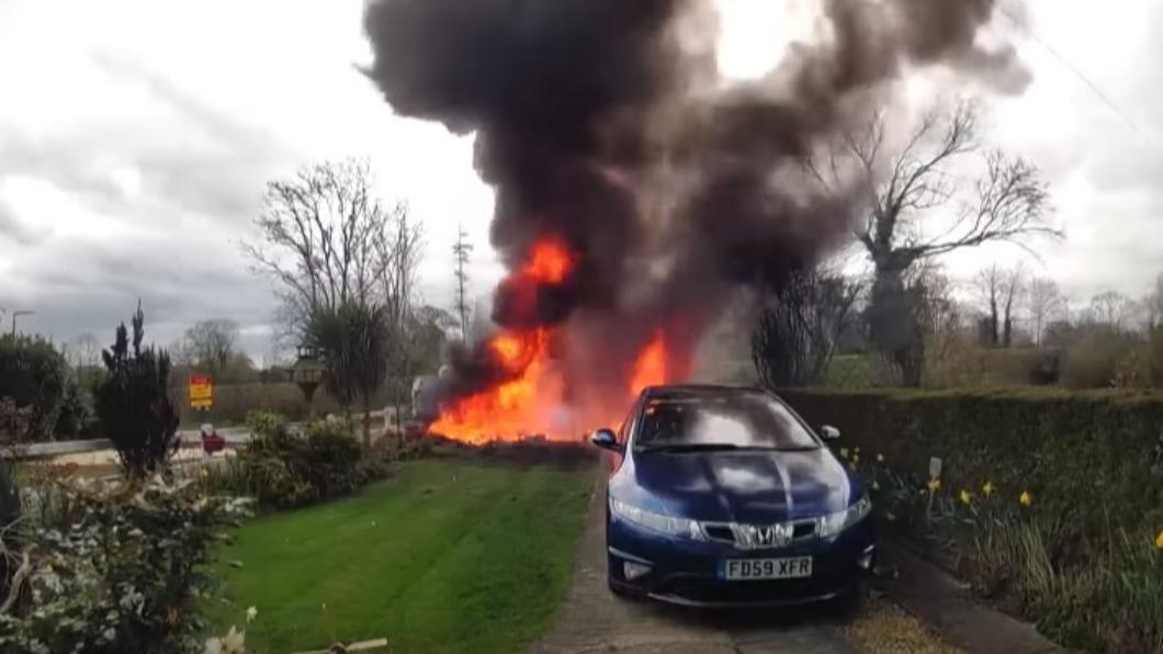 這場爆炸波及到老婦鄰居家的車庫、花園和住家。（圖／翻攝自YouTube@The Telegraph）
