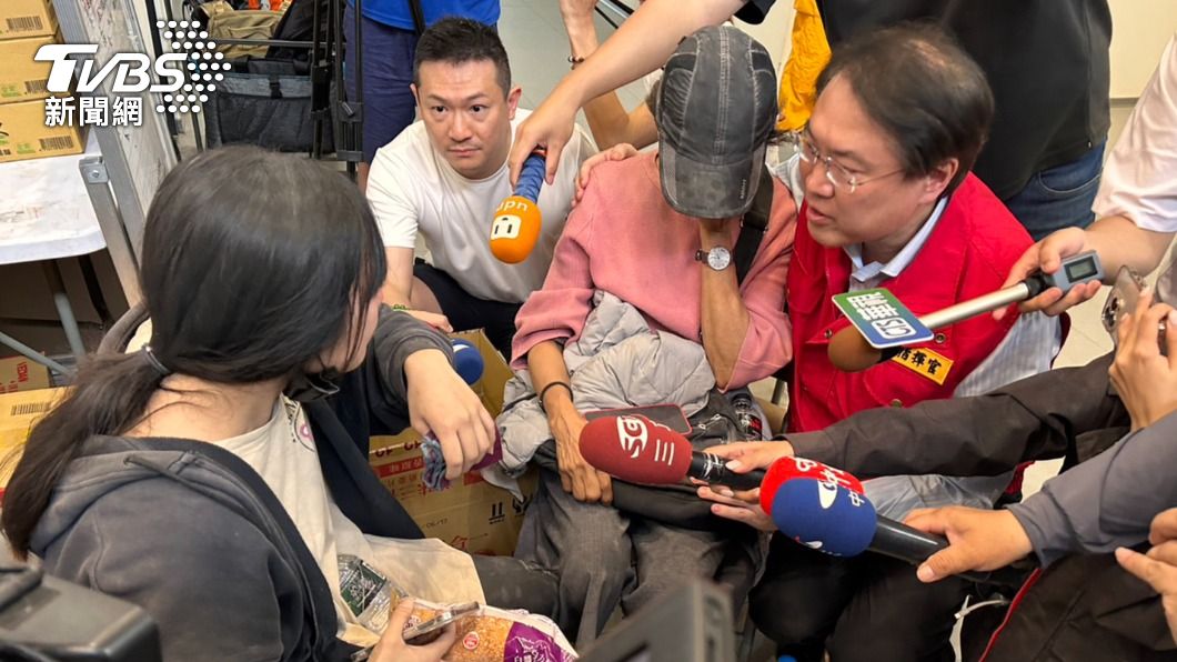 林右昌慰問從175k救出來的2名民眾。(圖/內政部提供)