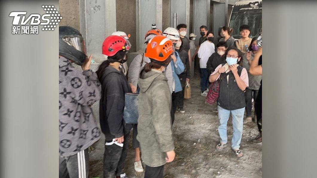 受困的民眾陸續被救出。(圖/TVBS)