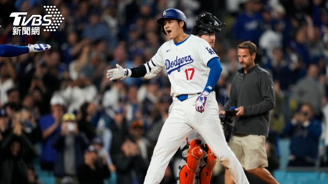 大谷翔平賽後向球迷換回自己的首轟球。(圖/達志影像美聯社)
