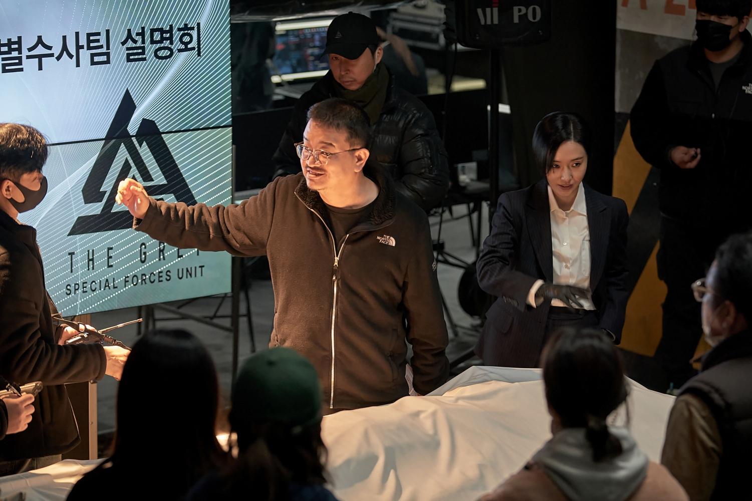 延尚昊(左)認為崔俊京(右)是很複雜的角色。(圖/Netflix提供)