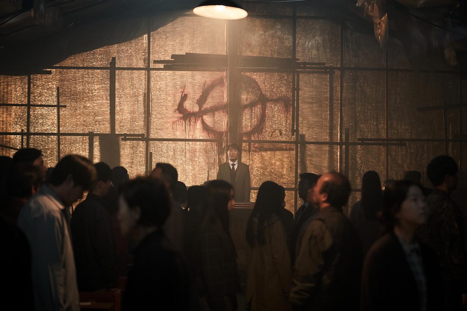 片中寄生獸創造了教會組織。(圖/Netflix提供)