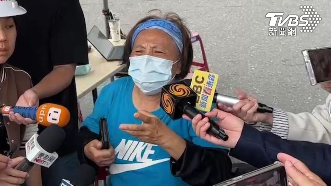 阿嬤在封鎖線外心急如焚。(圖/記者陳昫蓁攝)