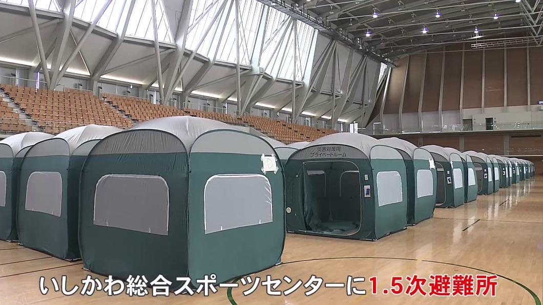 有網友貼出日本類似於台灣的帳蓬式避難所。(圖/翻攝自X@KK_KL_PP)
