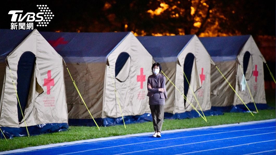 避難收容所室外也設有帳篷。(圖/胡瑞麒攝)