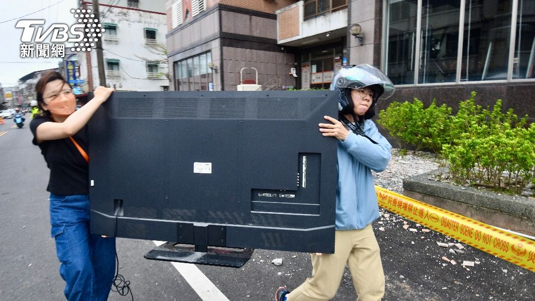 民眾扛著電視一起走。（圖／胡瑞麒攝）