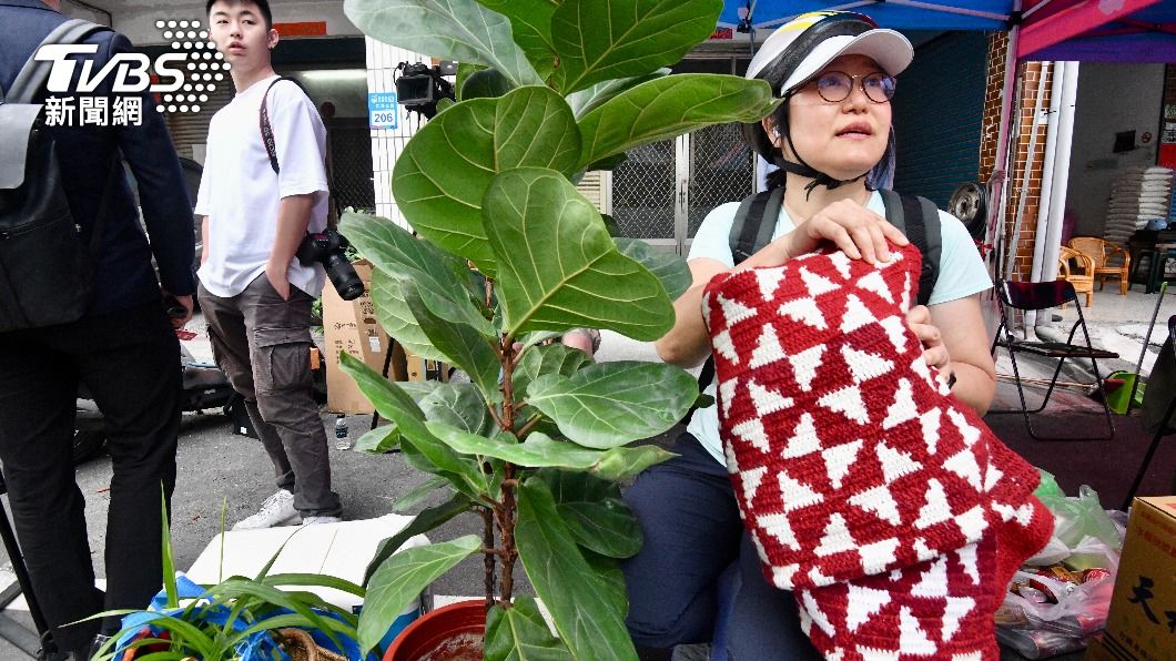 山海關住戶靖小姐跑了第三趟後終於可以將珍貴的毛衣一起帶走。(圖/胡瑞麒攝)