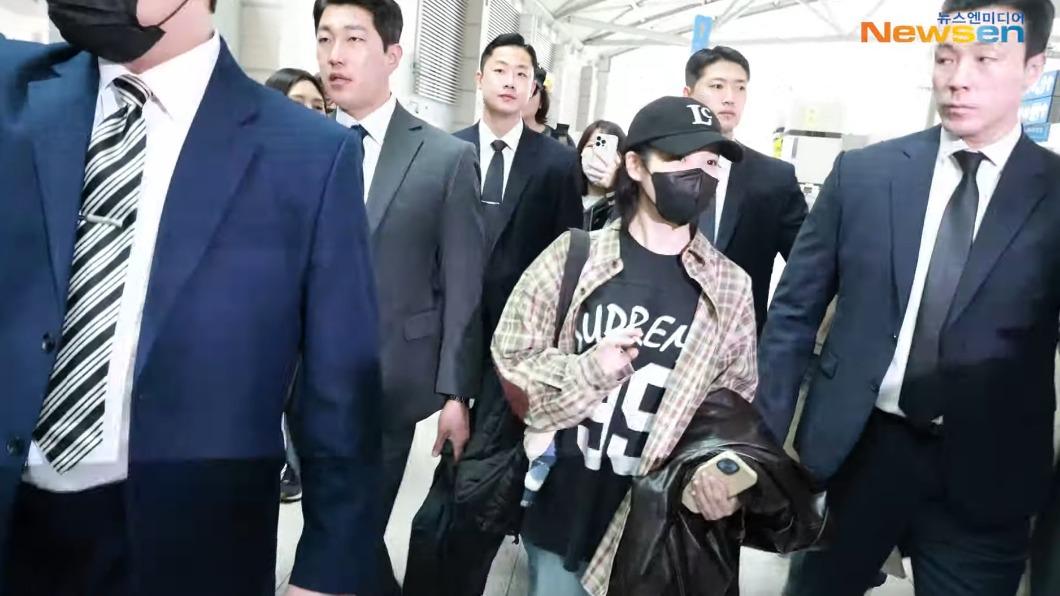 IU出發來台了!6大漢陪走機場 天后帶貨周邊「台北場賣類似款」