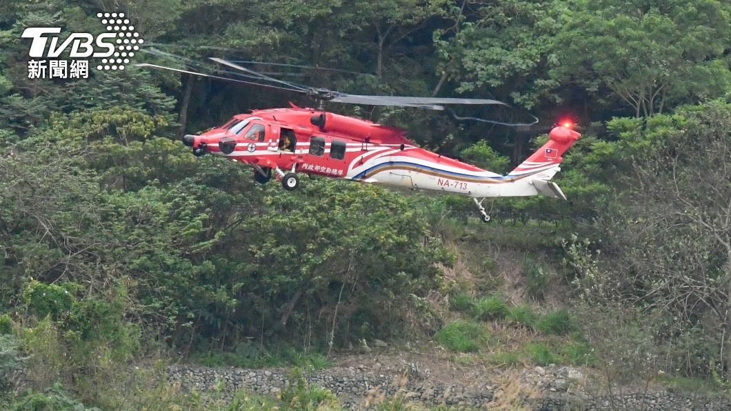 空勤總隊直升機出入立霧溪口。（圖／胡瑞麒攝）