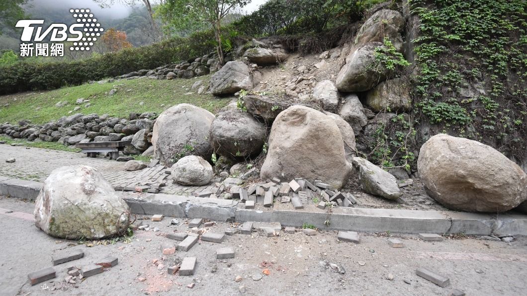 大塊土石、泥磚碎滿地。（圖／胡瑞麒攝）