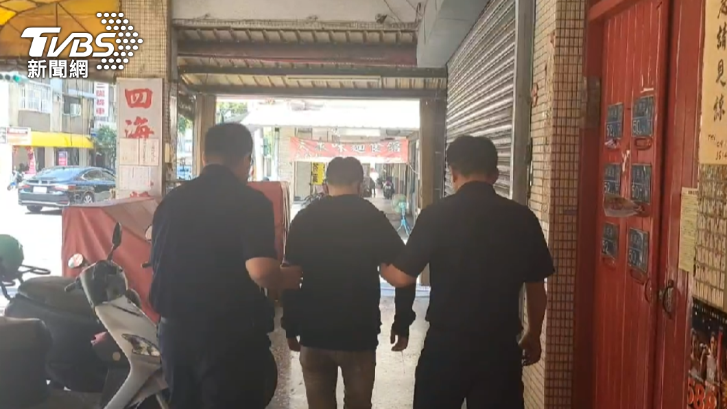 員警依影片地點調閱監視器畫面,循線查獲18歲的葉男到案。(圖/TVBS)