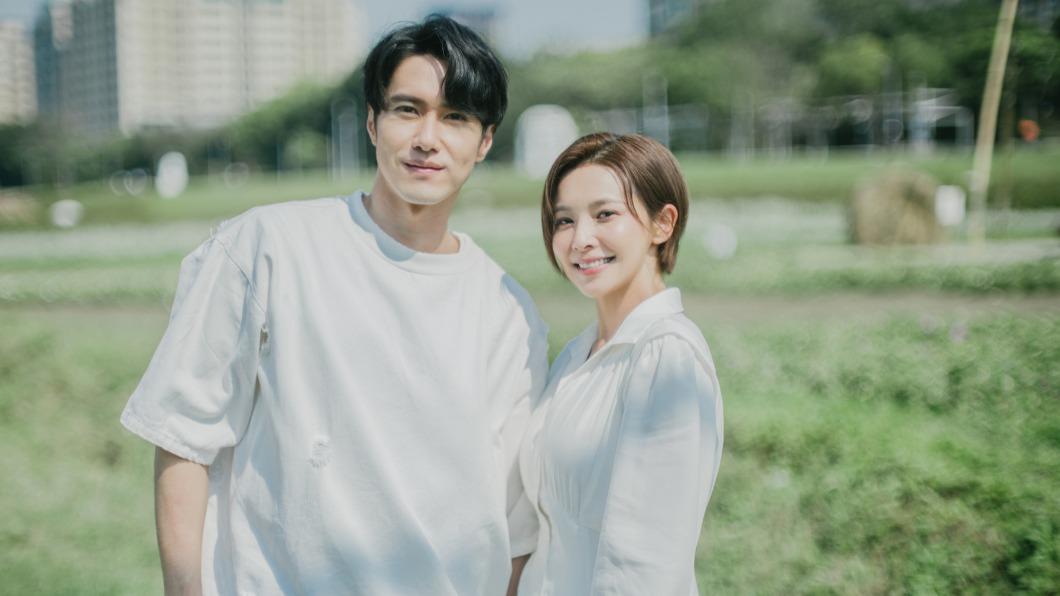 洪浩竣(左)和吳婉君在《愛的榮耀》飾演夫妻,這次又一起合作拍MV。(圖/闊思音樂提供)