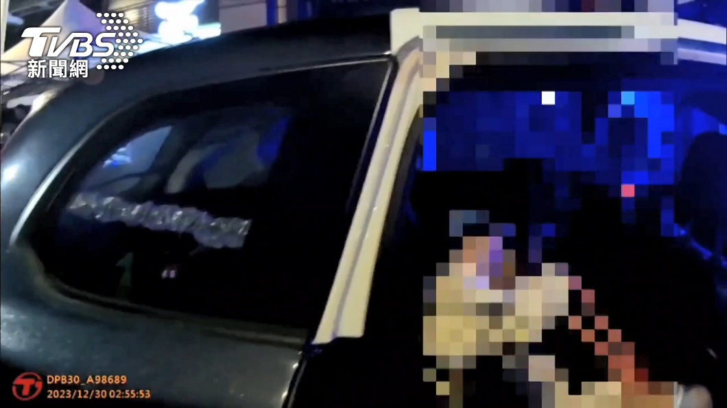 林女遭壓制帶回警局,卻原地小便。(圖/TVBS)