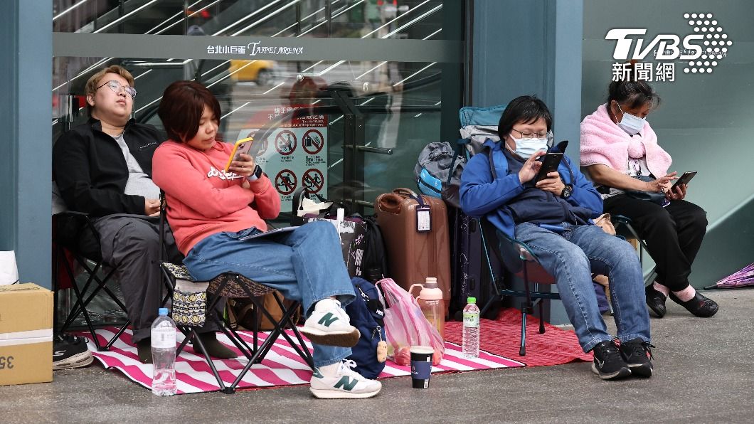 直擊/露宿72小時!IU鐵粉無懼餘震「只怕她不來」 拿命宣戰黃牛