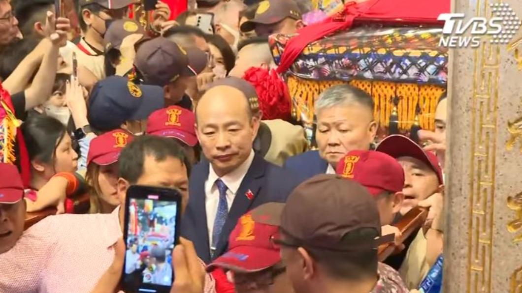 大甲媽遶境登場!韓國瑜穿人群「扶轎」 全場嗨喊:院長好