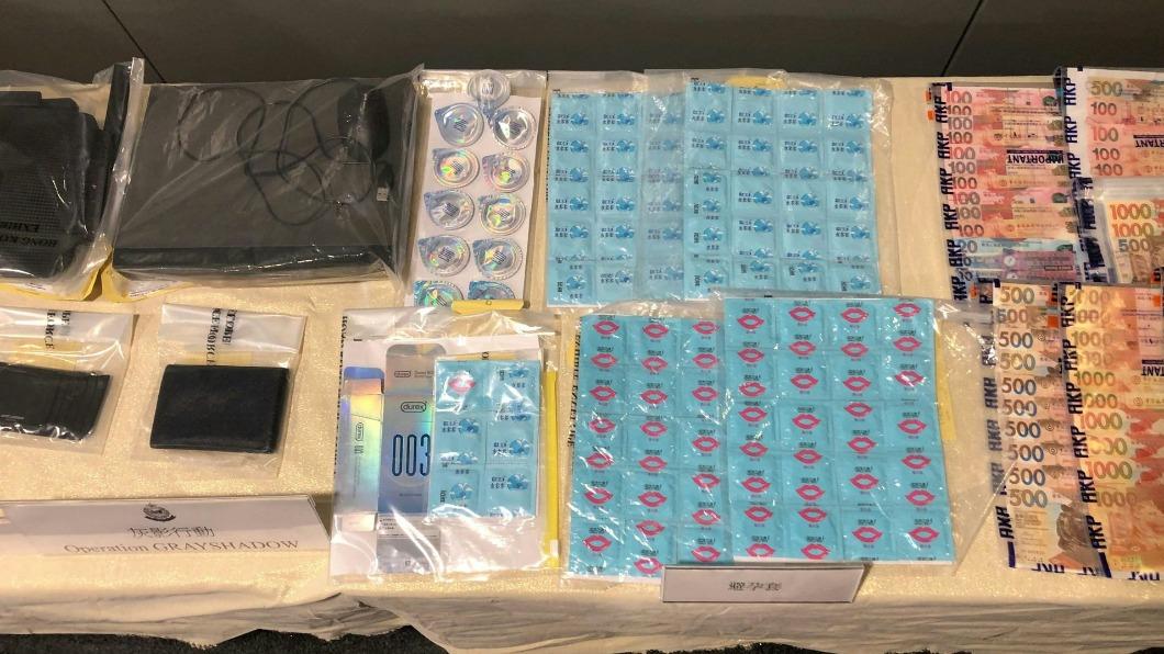 警方查獲現金及色情用品。（圖／香港01） 