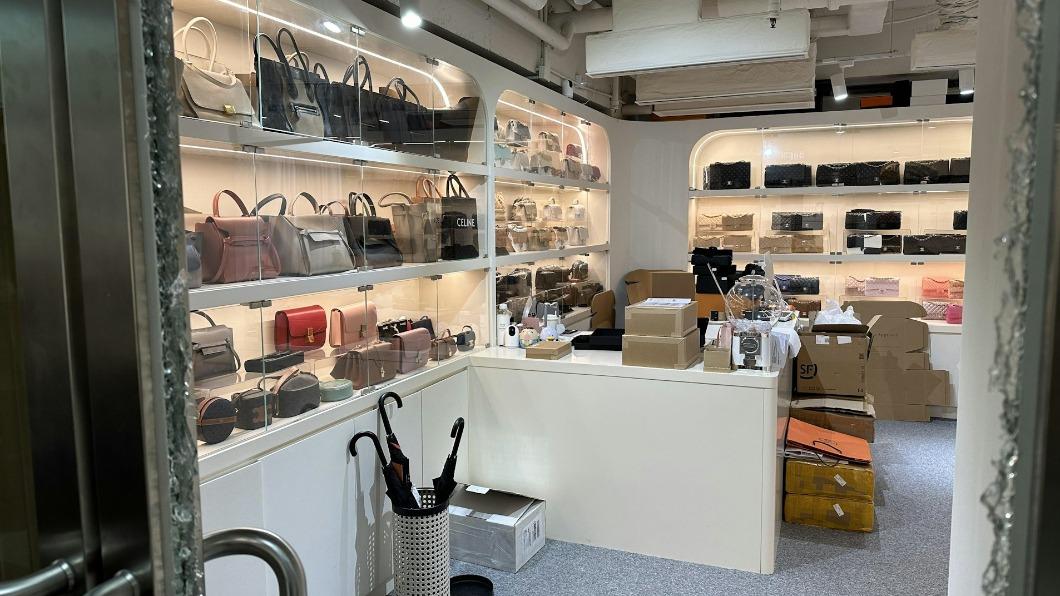 店內玻璃門遭砸爛。(圖/香港01)