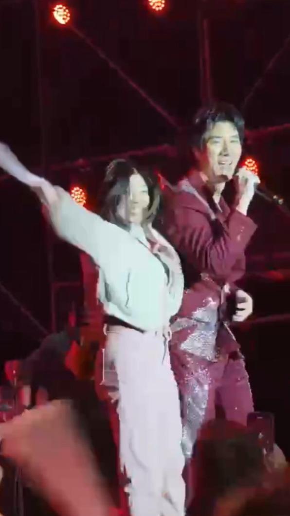 王力宏在安可時突發意外,有女觀眾衝上台緊摟他不放。(圖/西東音樂提供)