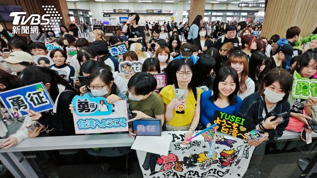 現場有超過600名粉絲接機八木勇征。(圖/張哲鳴攝)