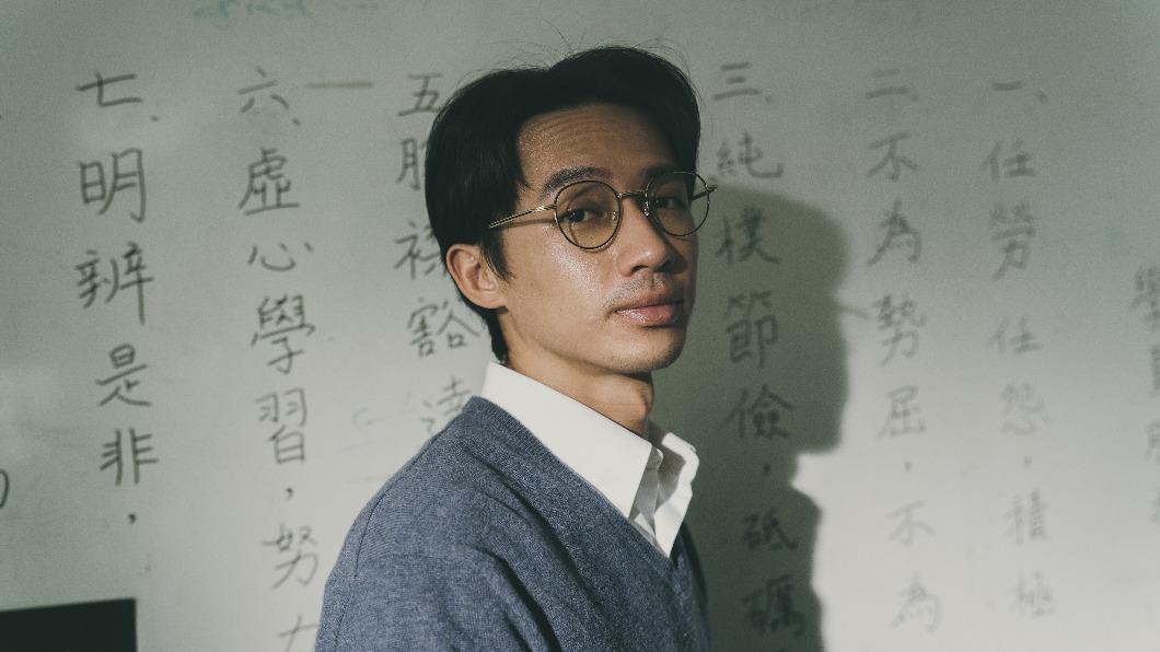洪毓璟戲裡冒險偷偷幫助逃亡的張耀仁。(圖/公視台語台提供)