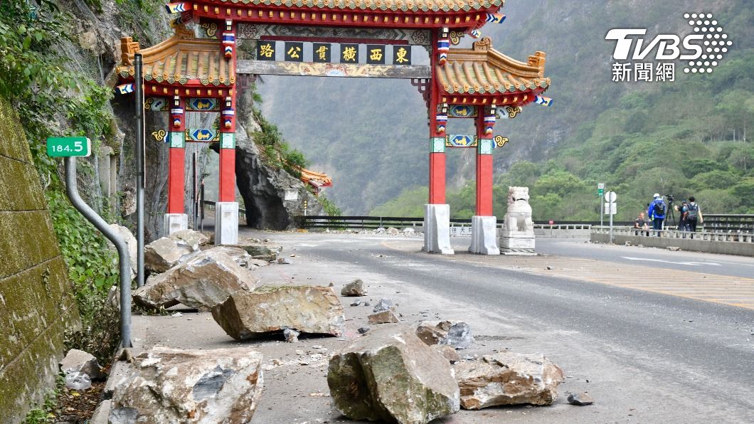 許多道路與建築物皆因此受損。(圖/胡瑞麒攝)