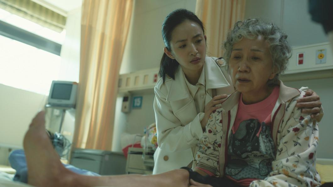 林依晨(左)戲裡努力討陸弈靜歡心。(圖/公視、MyVideo提供)