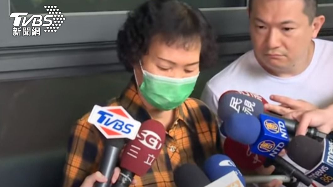 游家阿嬤昨日前往指揮所等待家人消息。(圖/TVBS)