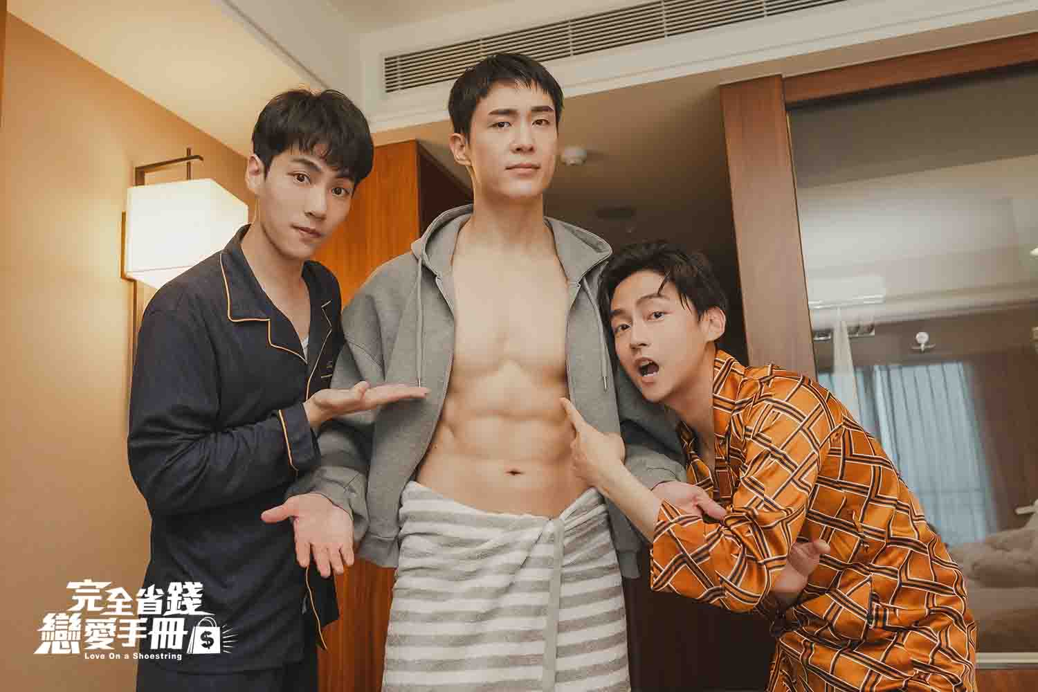 鄧偉德(中)為戲雕塑好身材,林子閎(左)、林鶴軒(右)齊讚嘆。(圖/TVBS)
