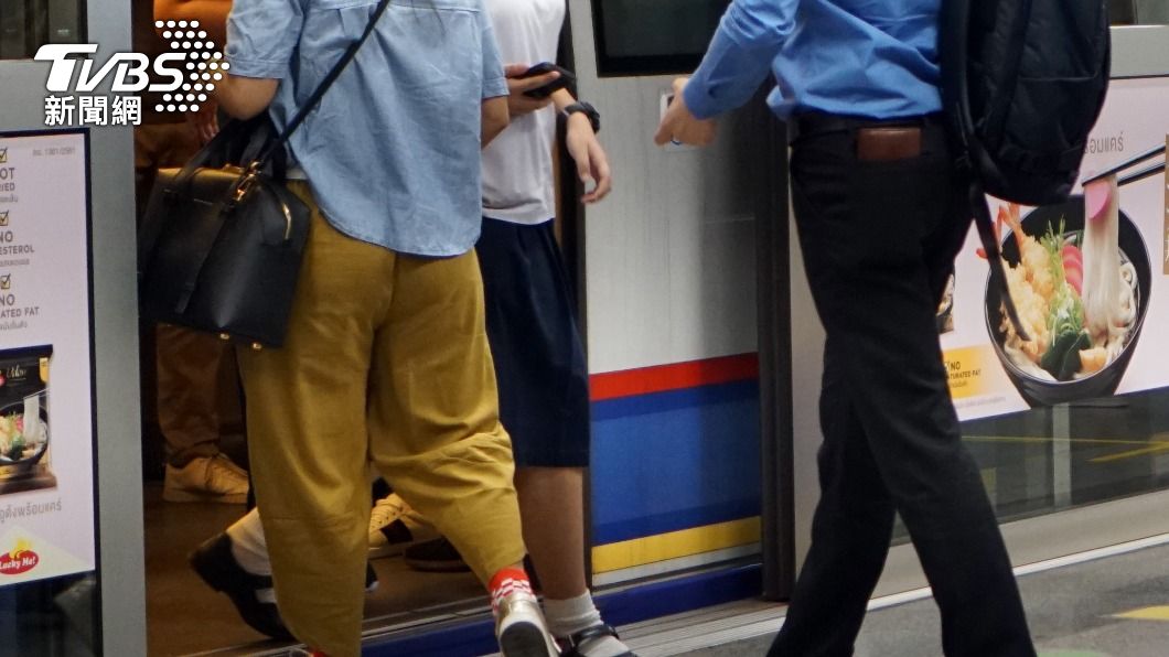 搭捷運肚痛「土石流失守」！泰男車廂解放　爛泥轟炸竄惡臭
