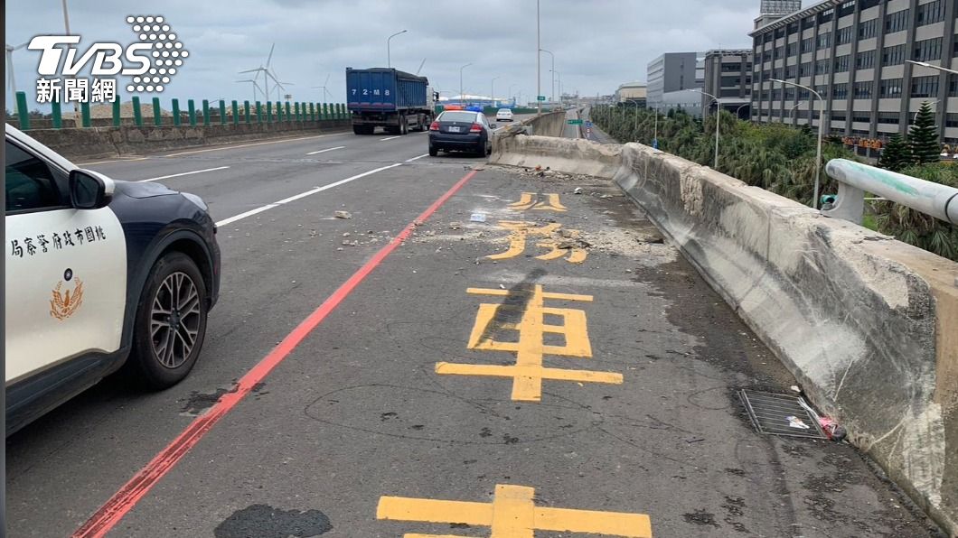 張男因不明原因翻覆掉落至桃科十路和白玉北路口的平面道路上。(圖/TVBS)