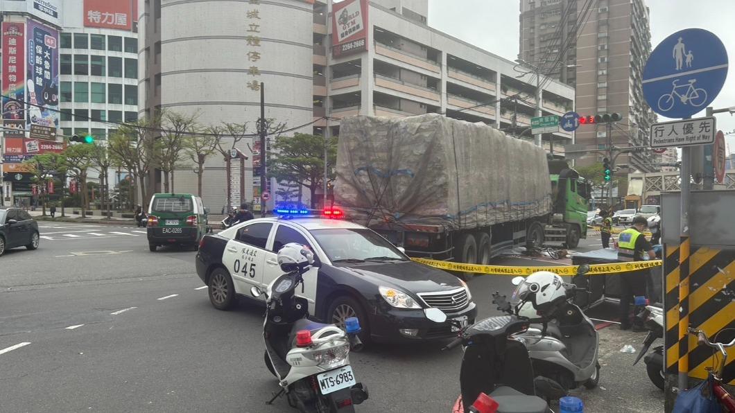 大貨車撞倒腳踏車,女騎士當場死亡。(圖/TVBS)