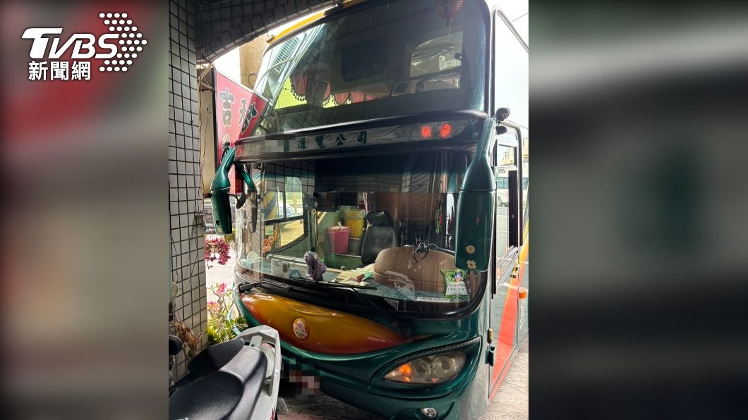 遊覽車車頭和民宅騎樓頂輕微毀損。(圖/TVBS)