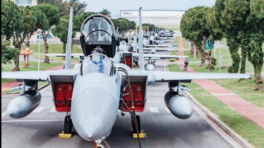 戰機躲花蓮地震海嘯　沖繩F-15J「排排站」壯觀畫面曝