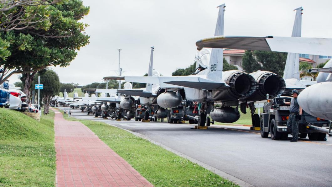 F-15排成一列相當壯觀。（圖／翻攝自日本航空自衛隊那霸基地臉書）