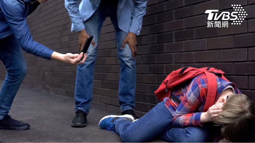 法又爆校園暴力！男孩下課遭圍毆身亡　少女化妝沒穿伊斯蘭服被打暈