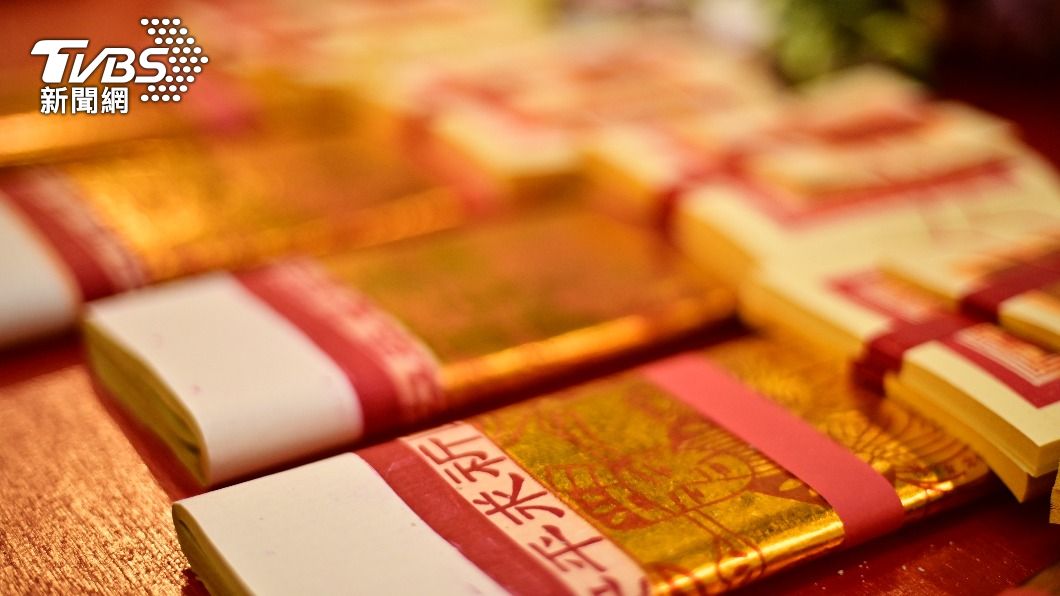 路上遇正妹!陸「大老闆」花22萬包養激戰 她開信封竟全是冥紙