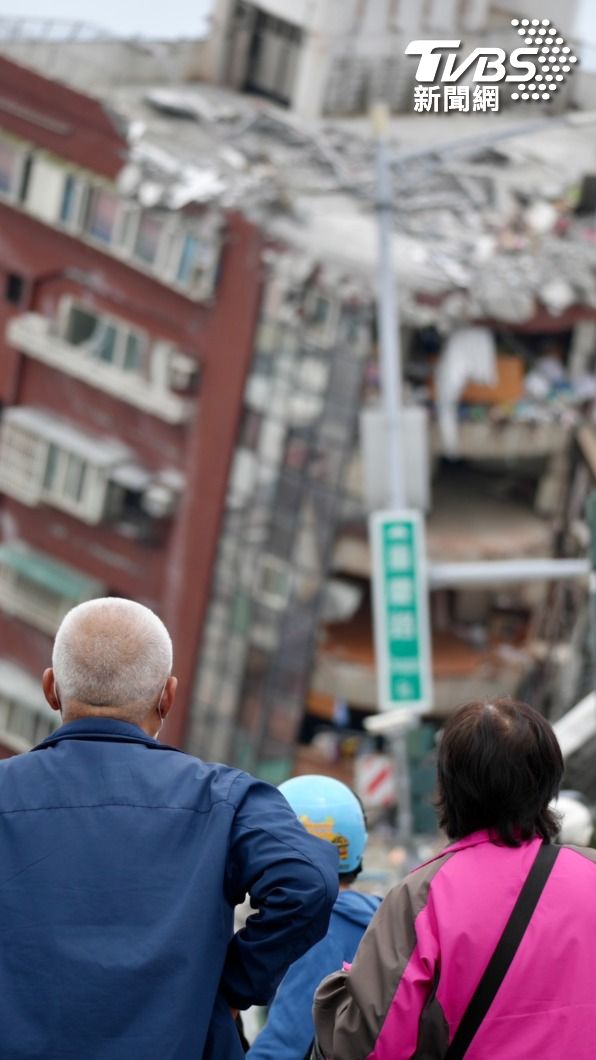 大樓住戶無奈看著家園變廢墟。（圖／區國強攝）