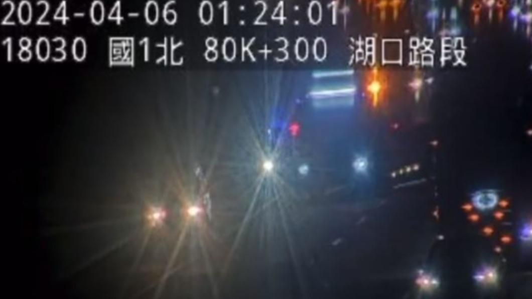 警方到場後發現,車道上處處可見鄭男的屍塊與血跡。(圖/翻攝自《記者爆料網》)