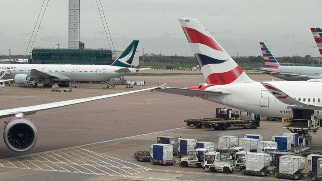 倫敦希斯羅機場出包 2飛機地面擦撞機翼毀損