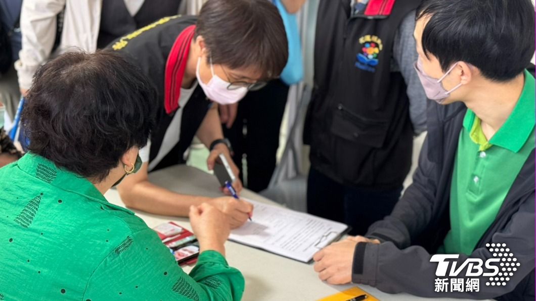 災民們安置到縣府安排的旅館等候安排。(圖/林雅婷攝)