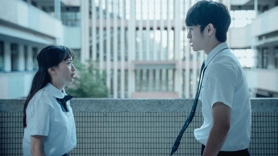 張豐豪(右)在片中要不停闖關求生存。(圖/絡思本娛樂提供)