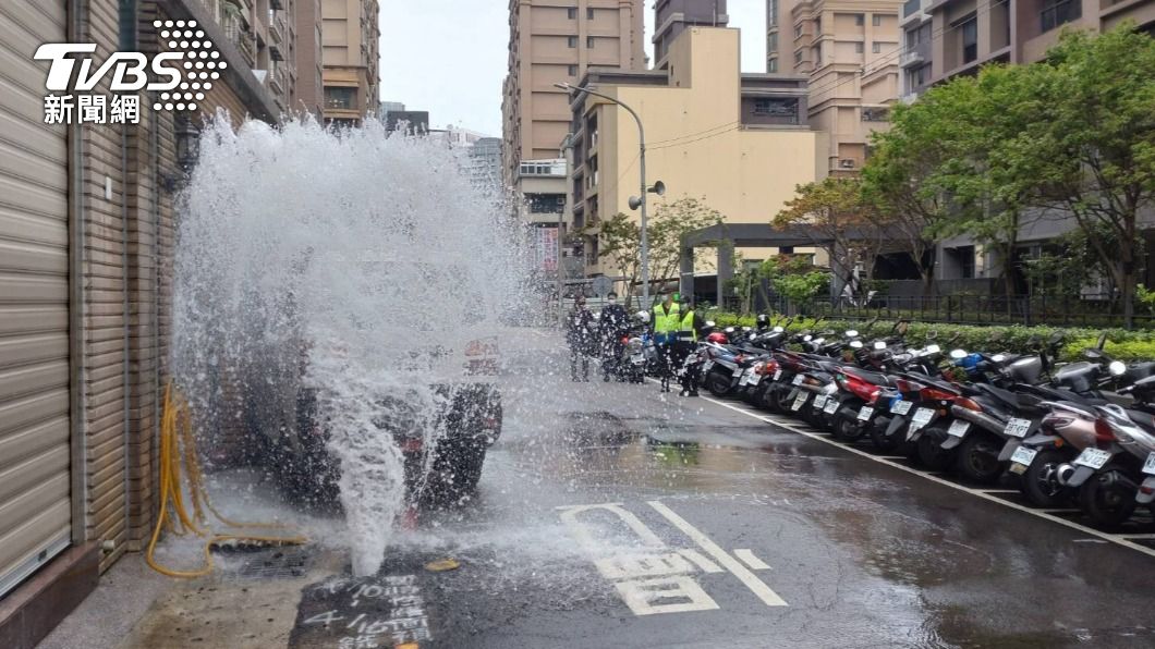 廂型車撞斷消防栓，消防人員看傻。（圖／TVBS）