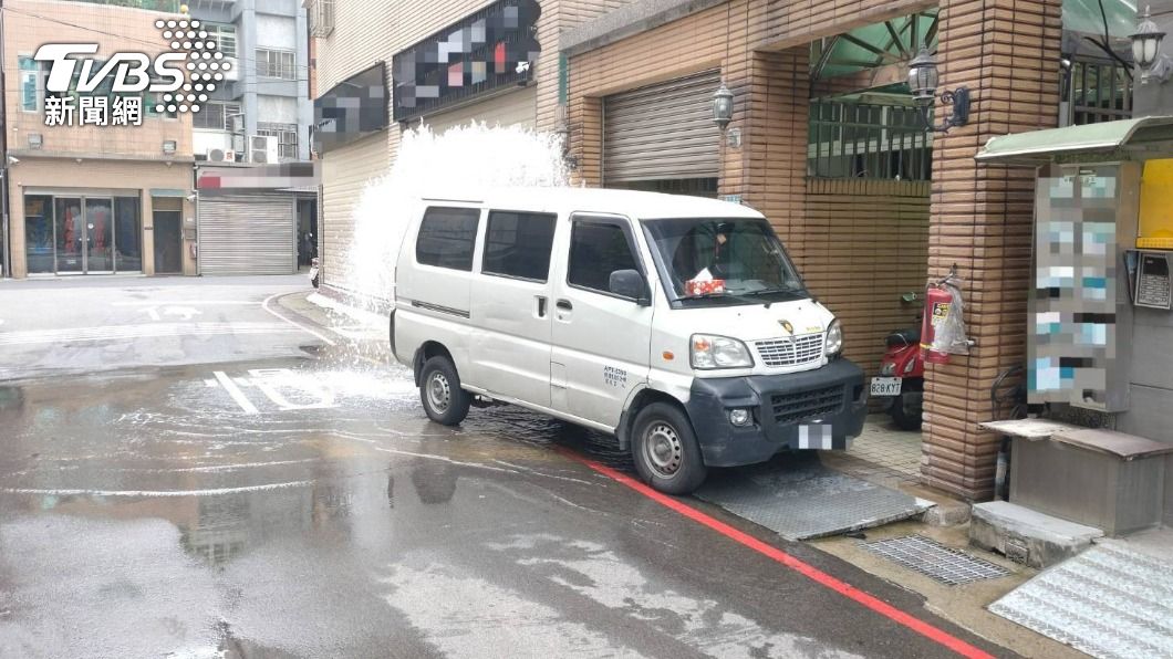 肇事的廂型車。（圖／TVBS）