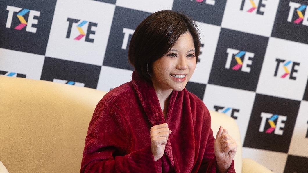 火辣實況主嫁高中初戀「宣布離婚」！進廠上圍升級　預告引退時間