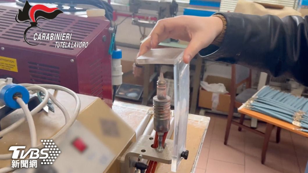 義大利警方發現非法工廠的機器遭「蓄意拆除安全設備」。(圖/達志影像美聯社)
