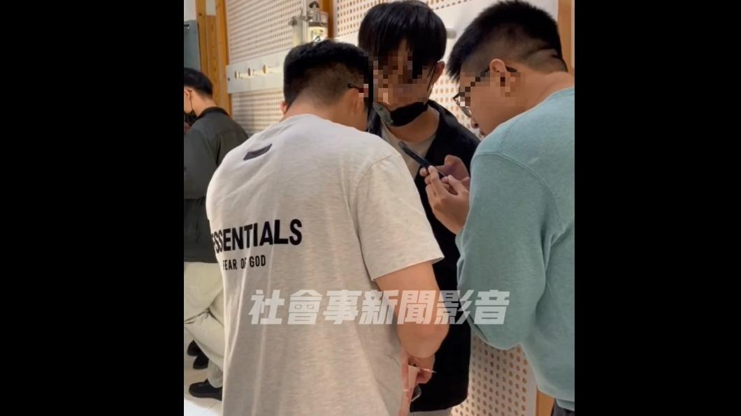 偷拍男子(黑衣)被逮個正著。(圖/翻攝社會事新聞影音)